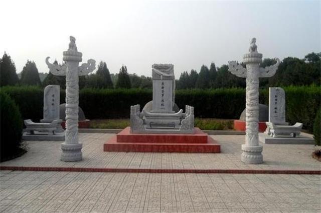 清朝最后两位皇帝坟墓仅一墙之隔 墙内富丽堂皇 墙外凄凉无比