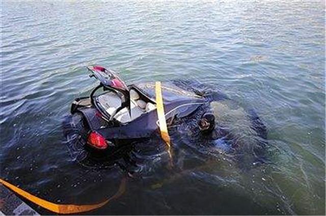 汽车落水千万别慌掌握这4点应急处理方法或许能救你一命