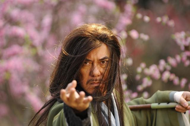 黄药师一生只佩服两个人,一个是杨过,另一个他很不喜欢