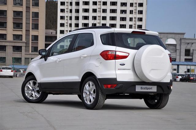 尾部的外挂备胎也是翼搏多年来一直坚守的标致,不大的车身造型却能背