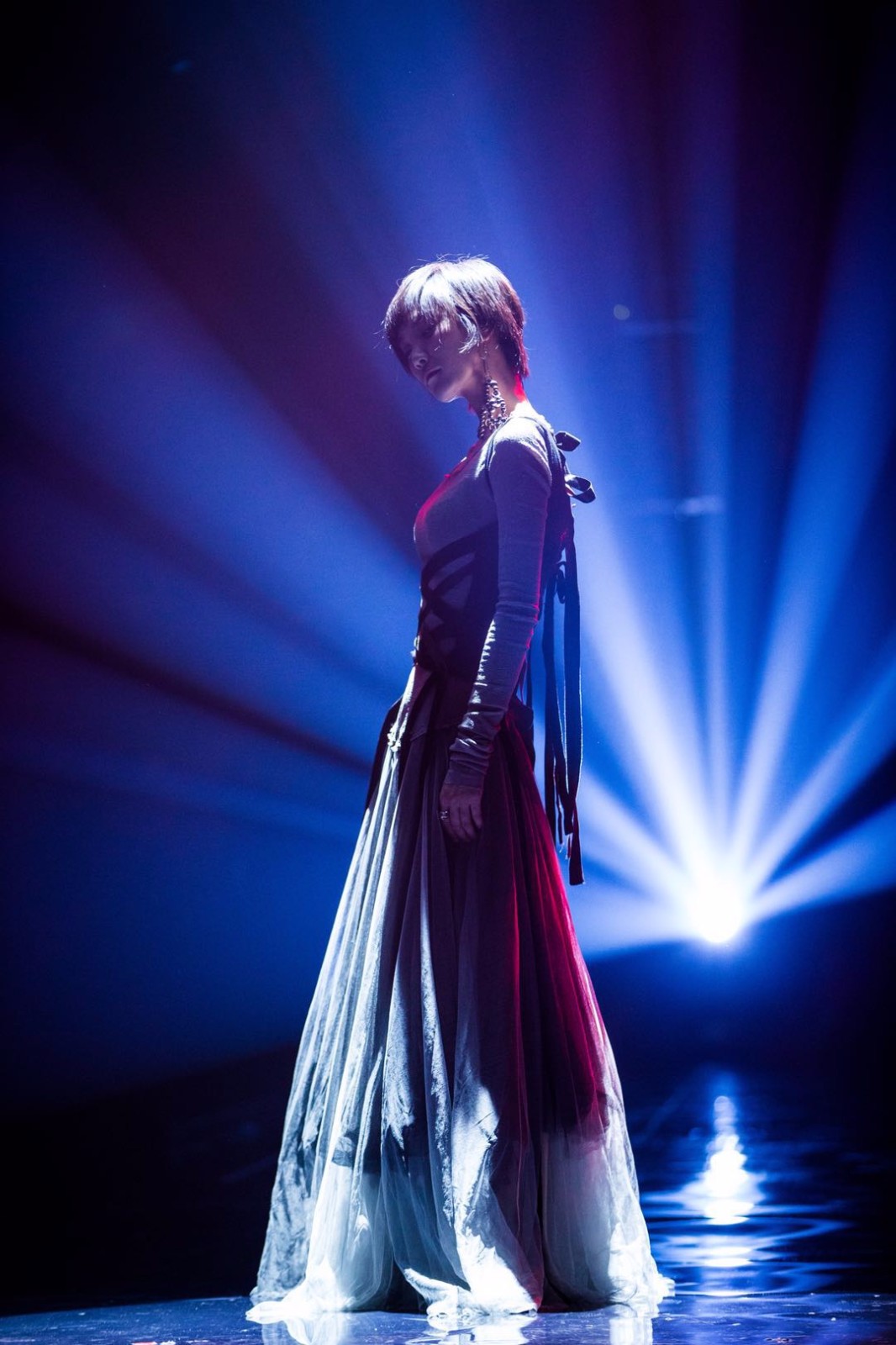 《歌手》2018苏诗丁突围"马力全开"  借《红眼睛》化身音乐