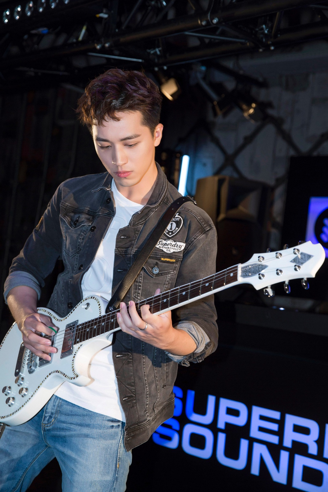 许魏洲伦敦出席代言活动 吉他solo嗨燥全场