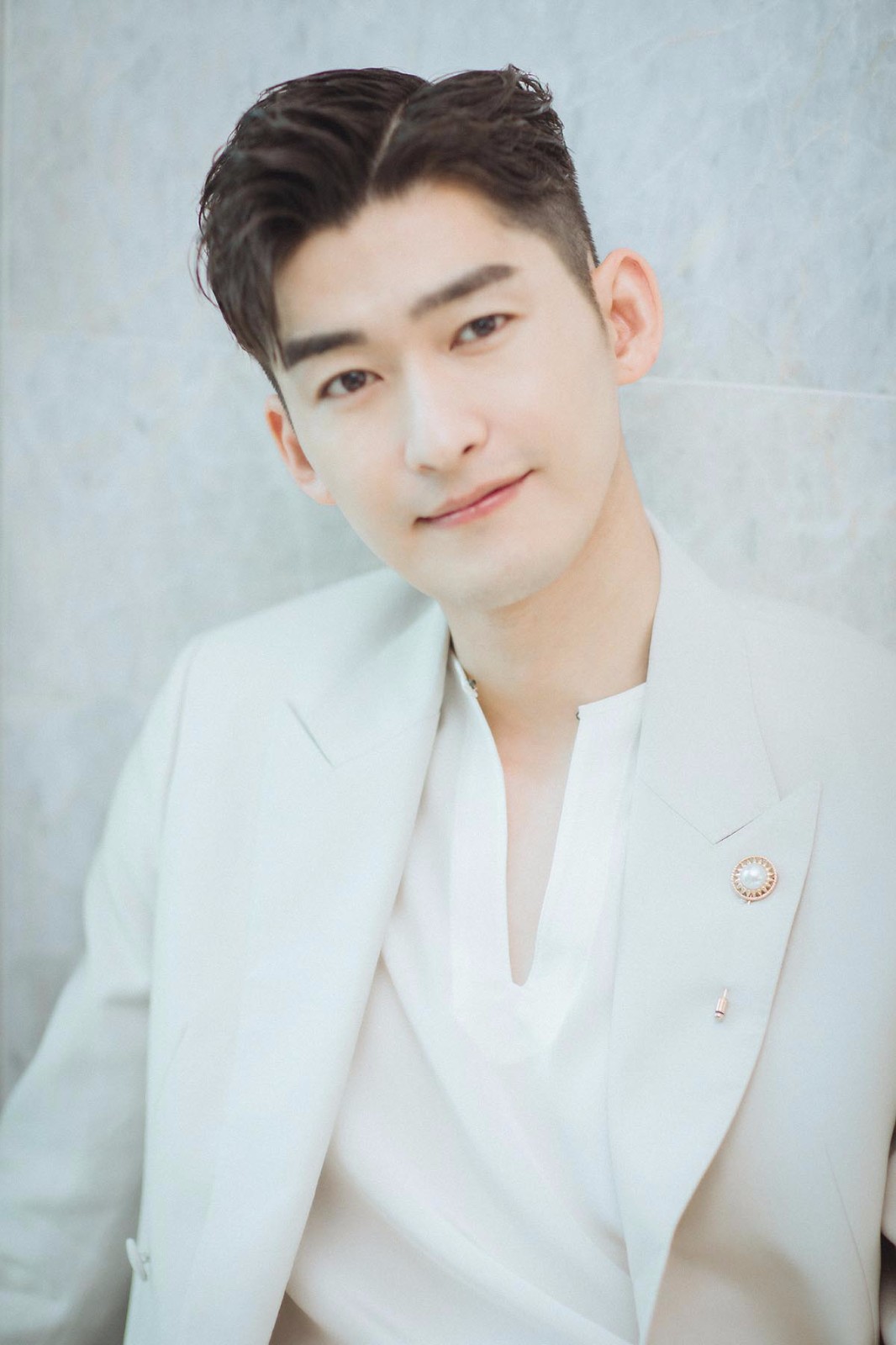 张翰白色西装亮相发布会 梳飞机头自嘲:抬头纹更重了