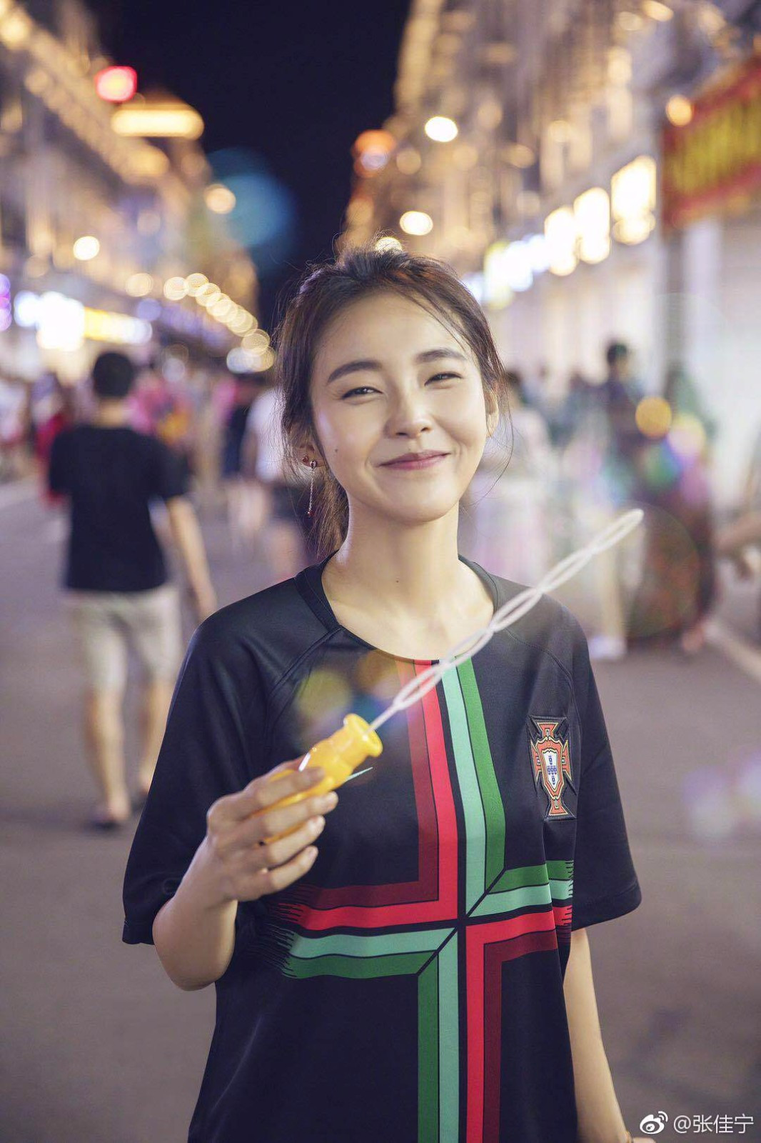 张佳宁厦门街头重拾童心 露齿甜笑少女感十足