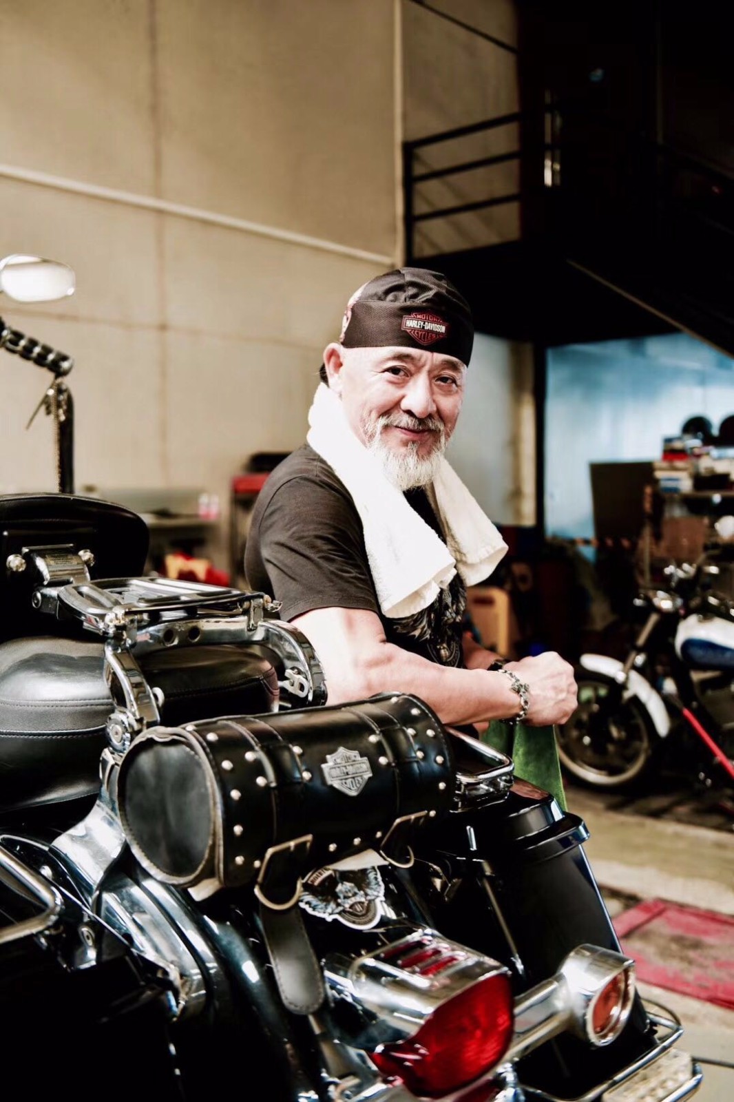 6旬大叔退休花40万买摩托 称"骑上车忘记年龄" 被誉"潮叔"|摩托车