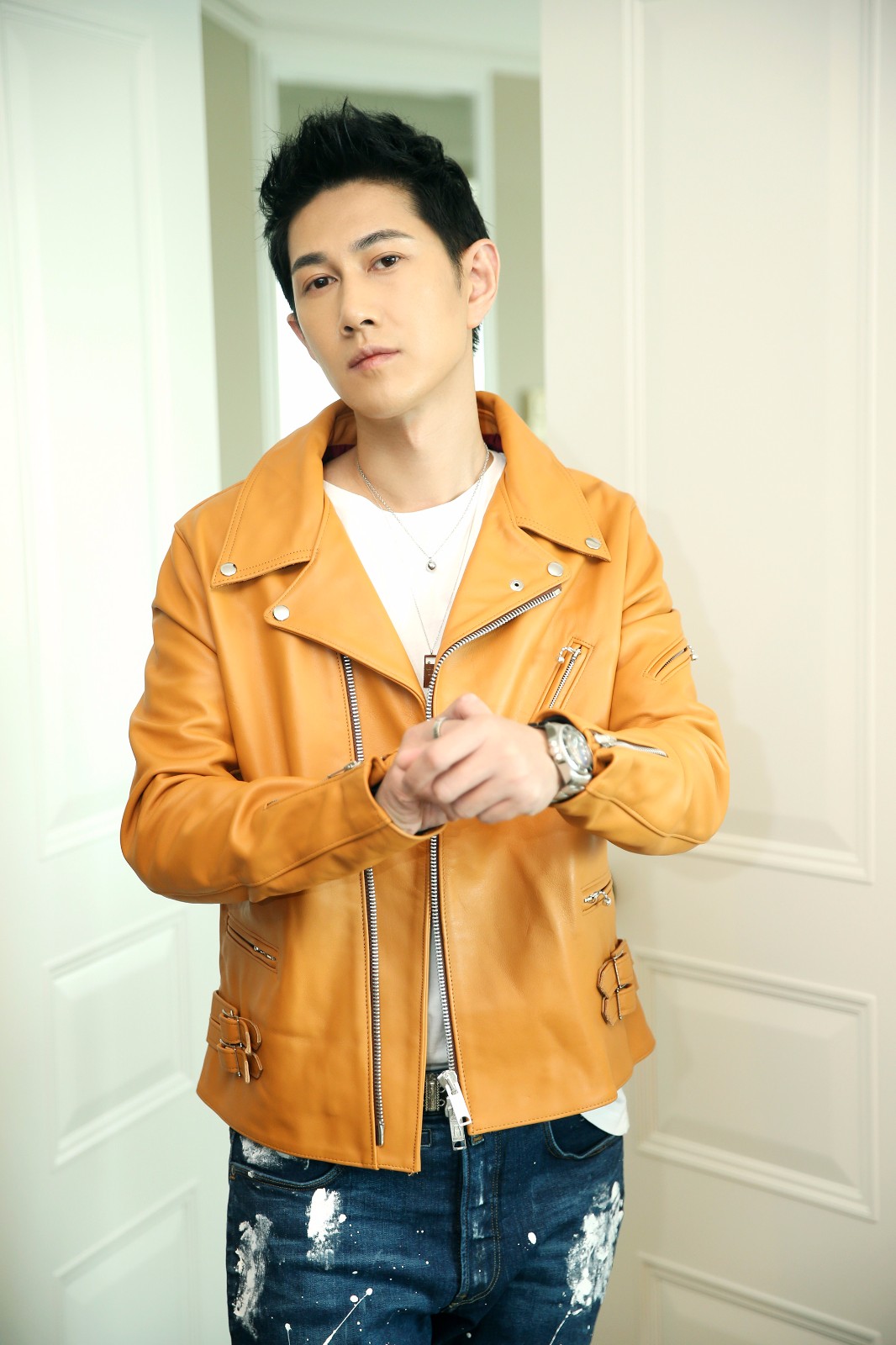 何明翰出席《橙红年代》发布会 与马思纯上演"父女梗"引爆笑