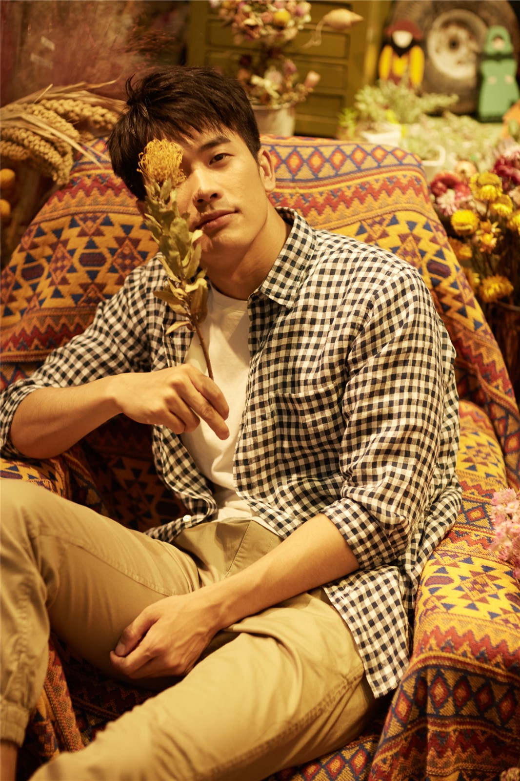 靳锦生日写真曝光 复古风呈现初秋暖意