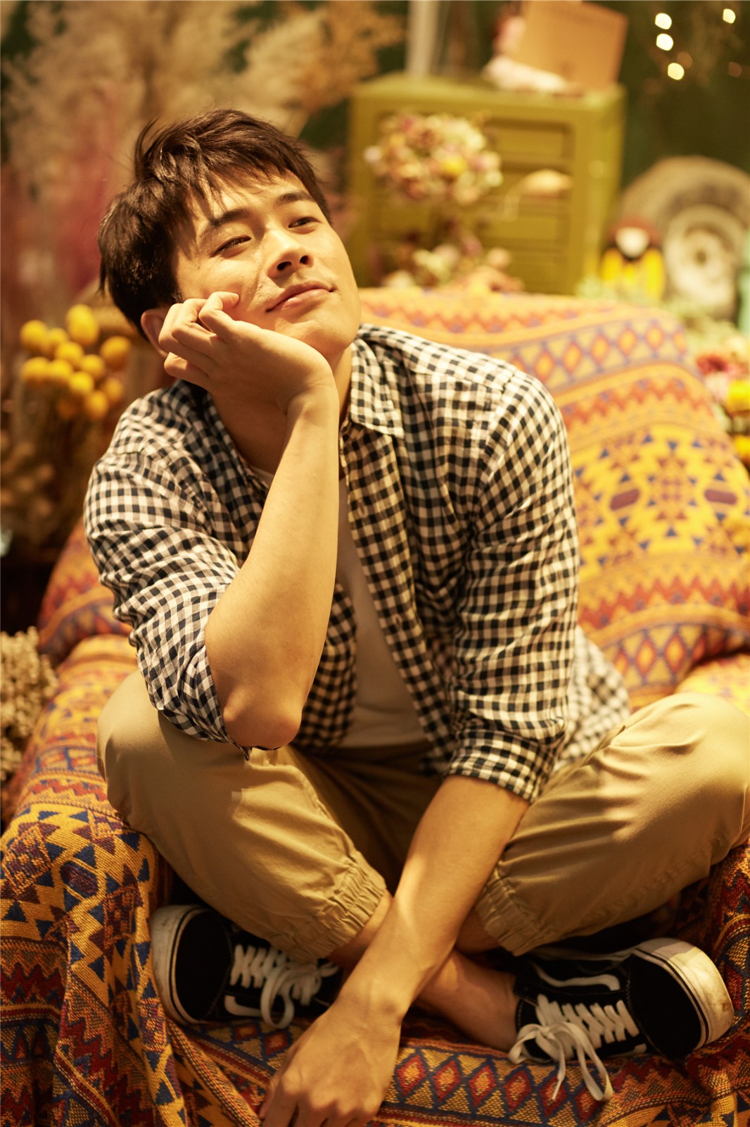 靳锦生日写真曝光 复古风呈现初秋暖意