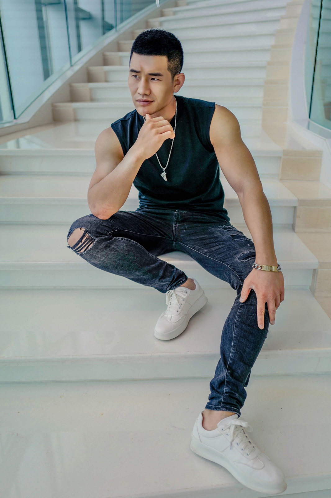 谢孟伟最新大片曝光 画风劲酷有型大展雅痞范儿