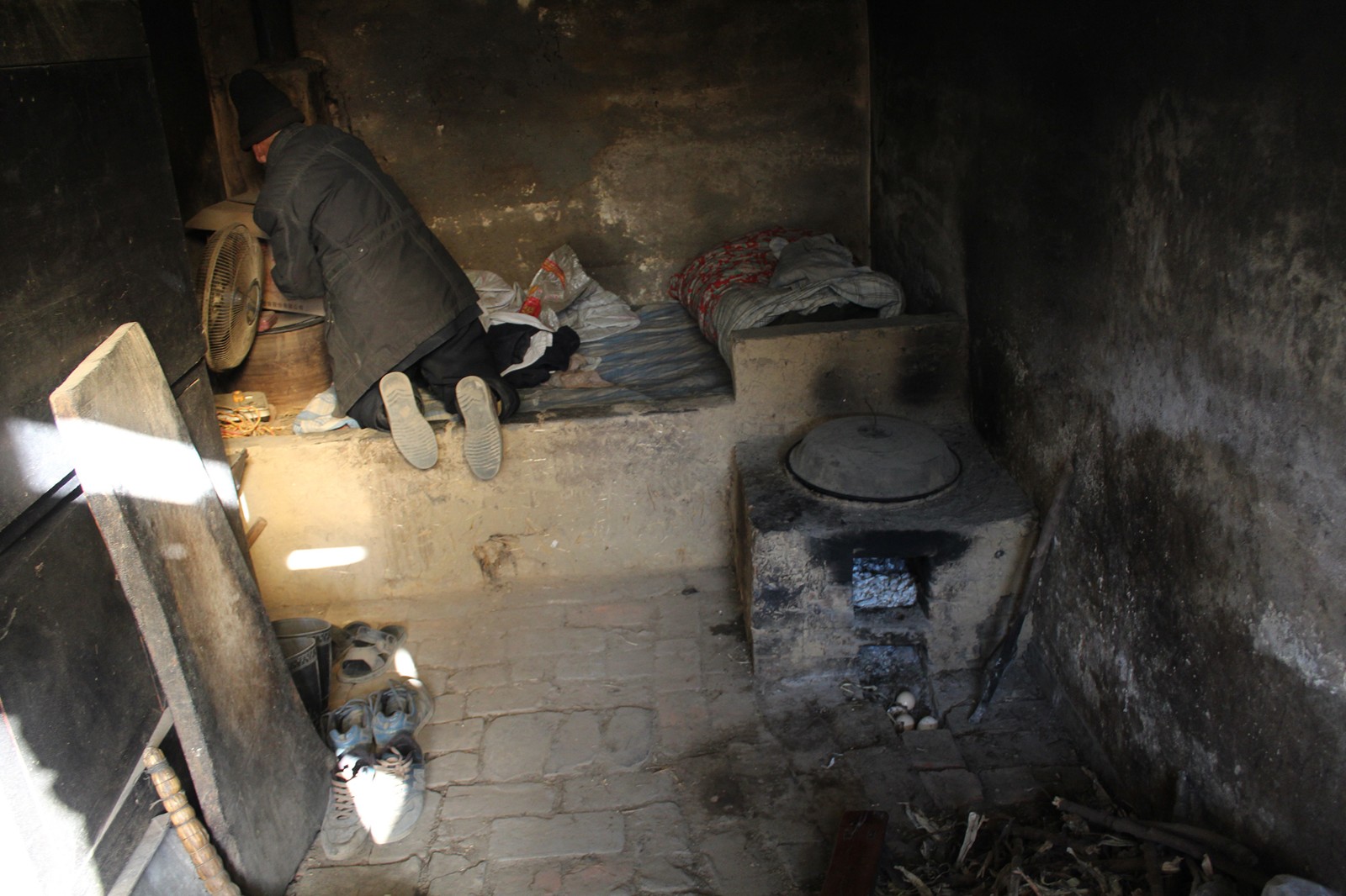 80岁老人蜷居10平米破房,过年没能吃上饺子