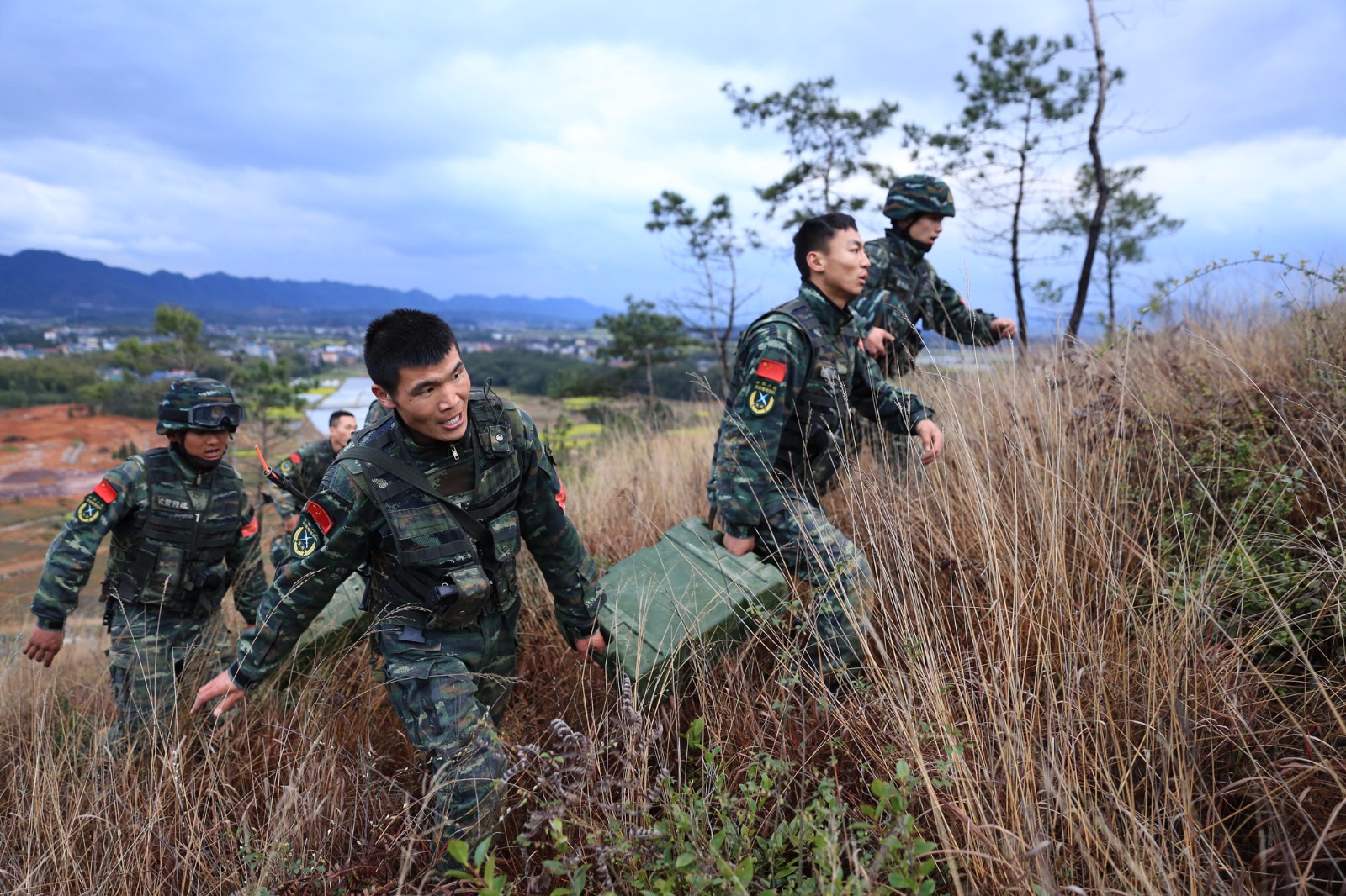 特战尖兵负重30斤一天训练16小时 上演现实版绝地求生