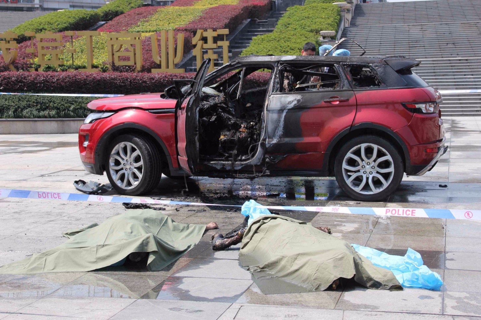 路虎轿车起火一男一女死亡 疑似因感情纠葛引发_新浪看点