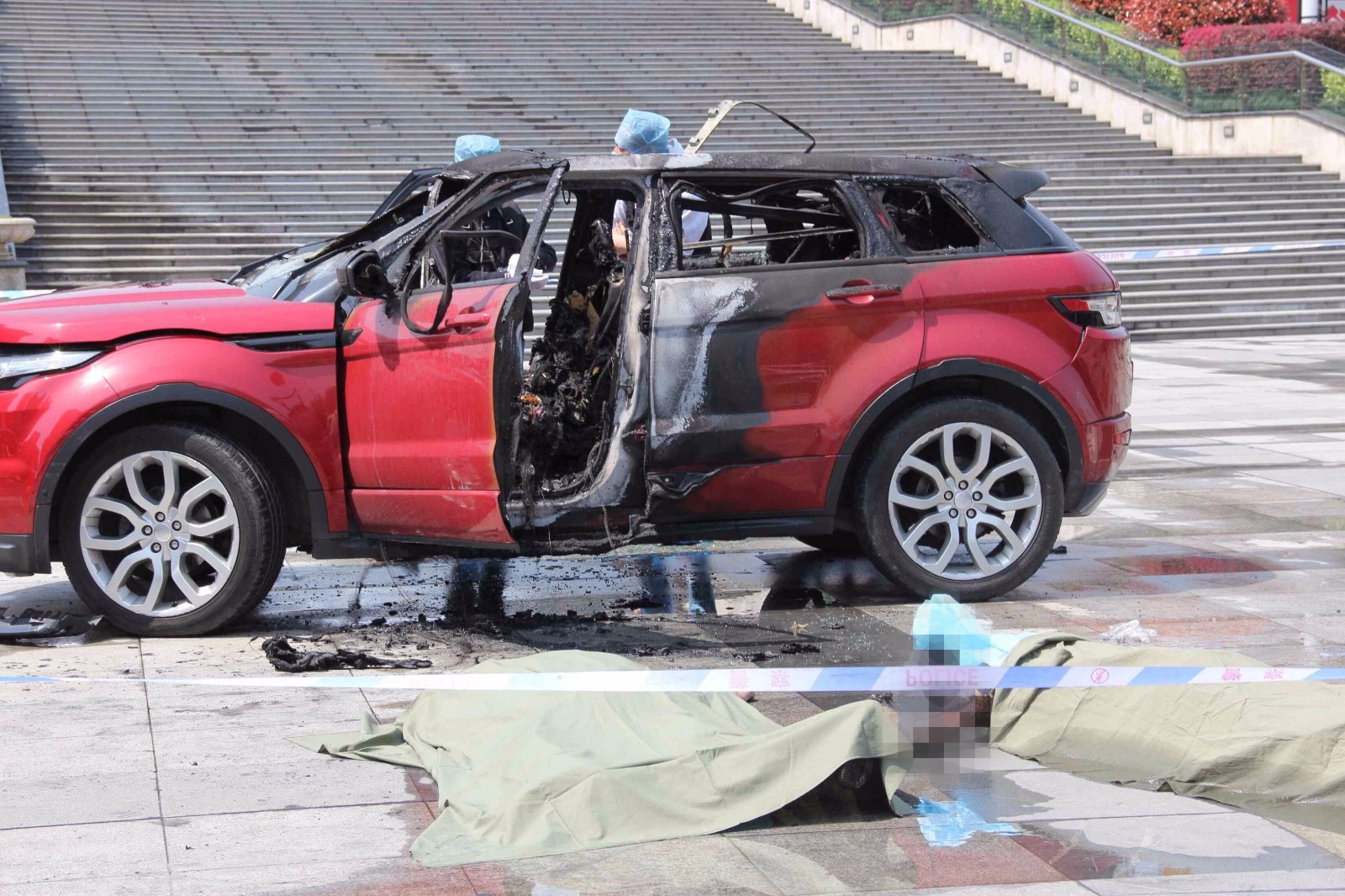 路虎轿车起火一男一女死亡 疑似因感情纠葛引发