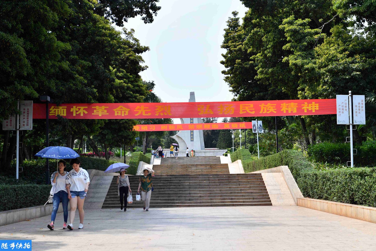 无人机航拍解放海南岛战役烈士陵园 不少市民文明祭扫祭奠英烈