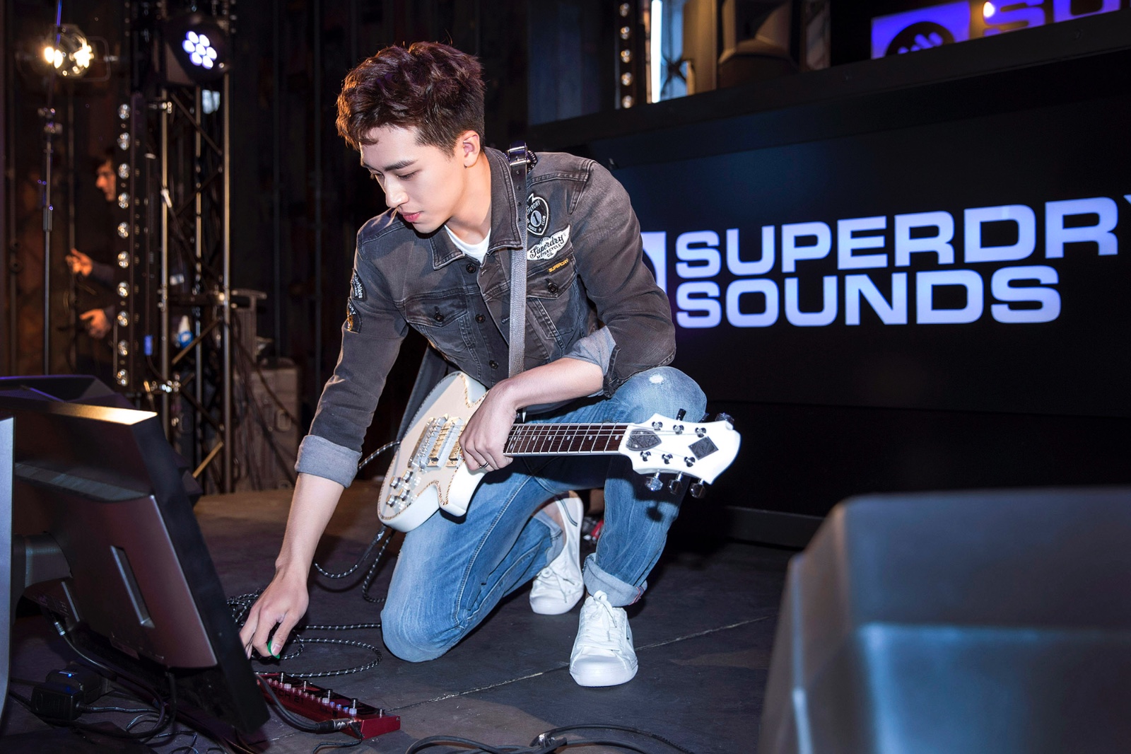 许魏洲伦敦出席代言活动 吉他solo嗨燥全场