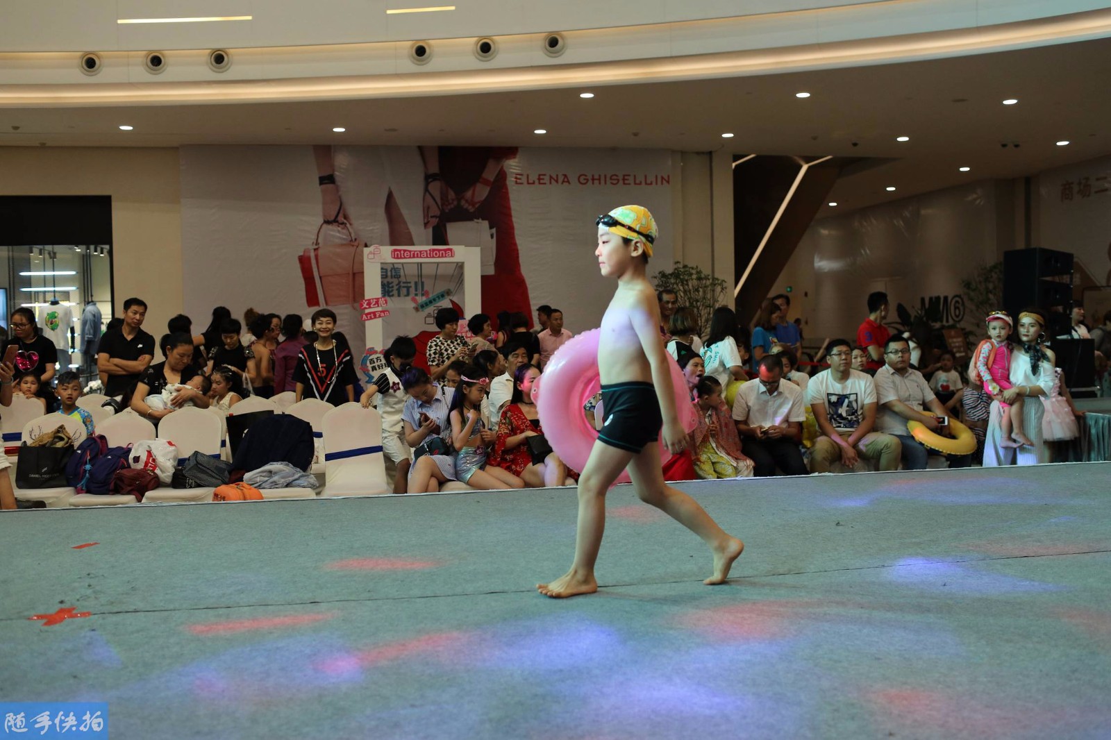 10后小萌娃参加儿童版的"维密"秀场 惊呆现场爸妈