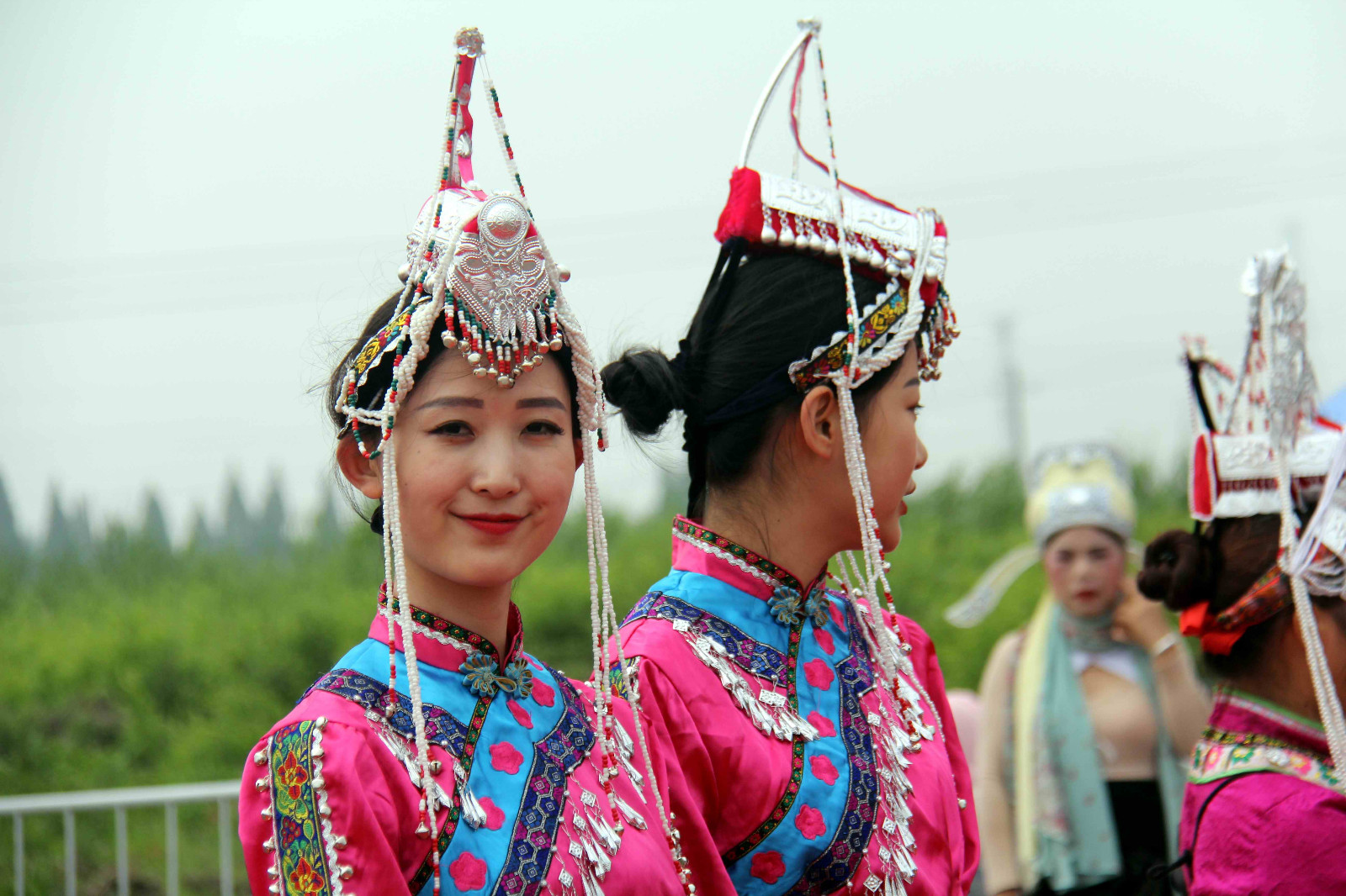 中国这个少数民族名字读出来的人不多女孩子的服饰好美