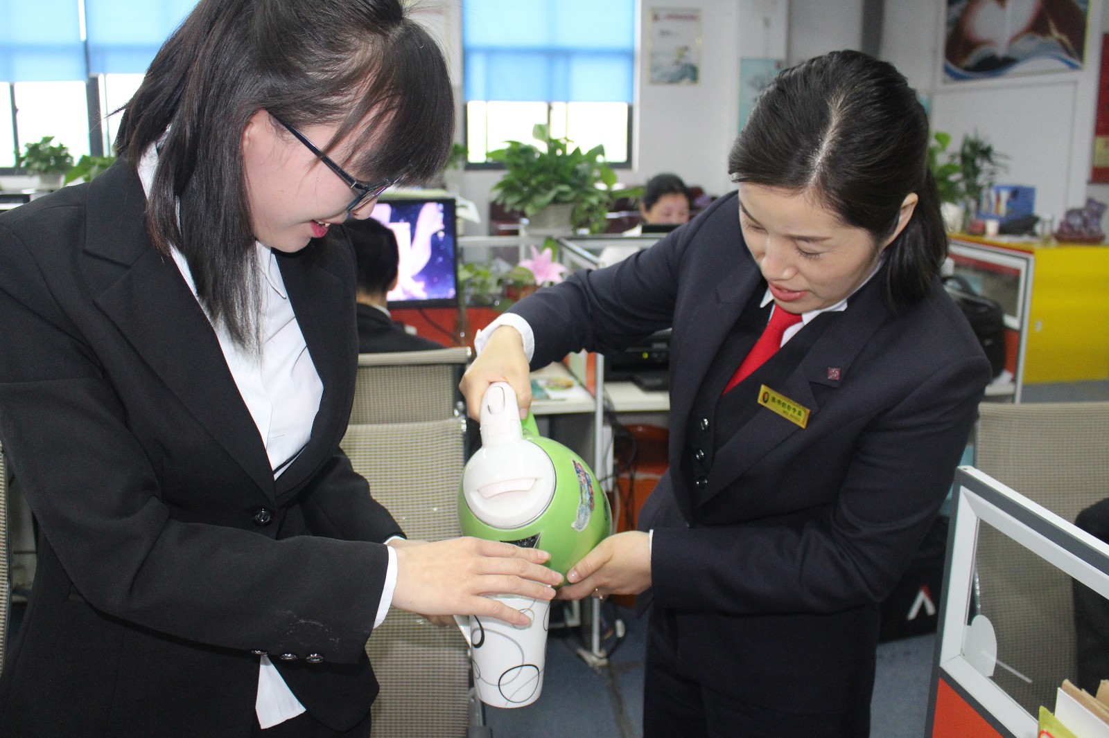 河南一公司设立"感恩员工日" 老板逐一为员工倒水