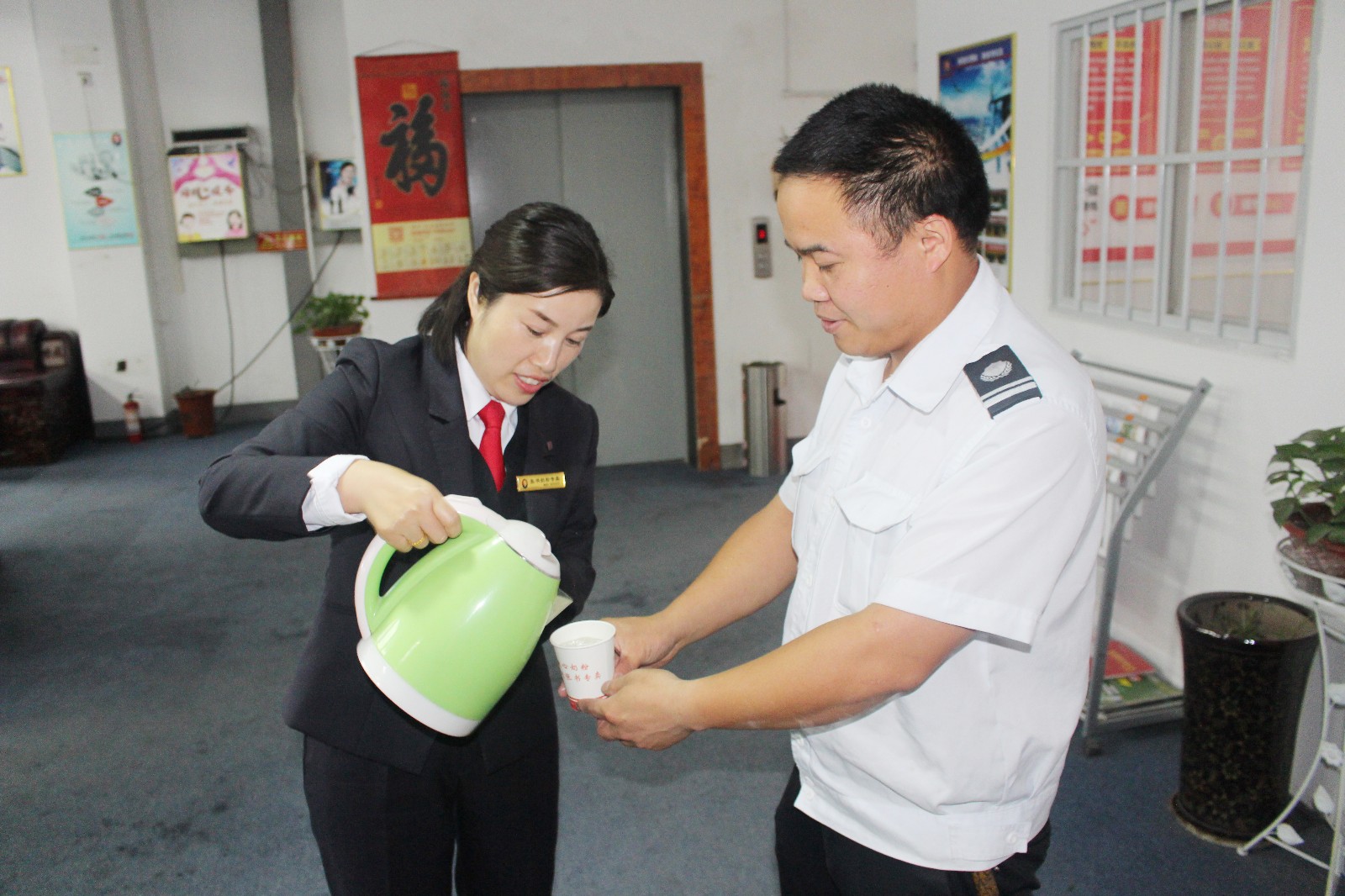 河南一公司设立"感恩员工日" 老板逐一为员工倒水