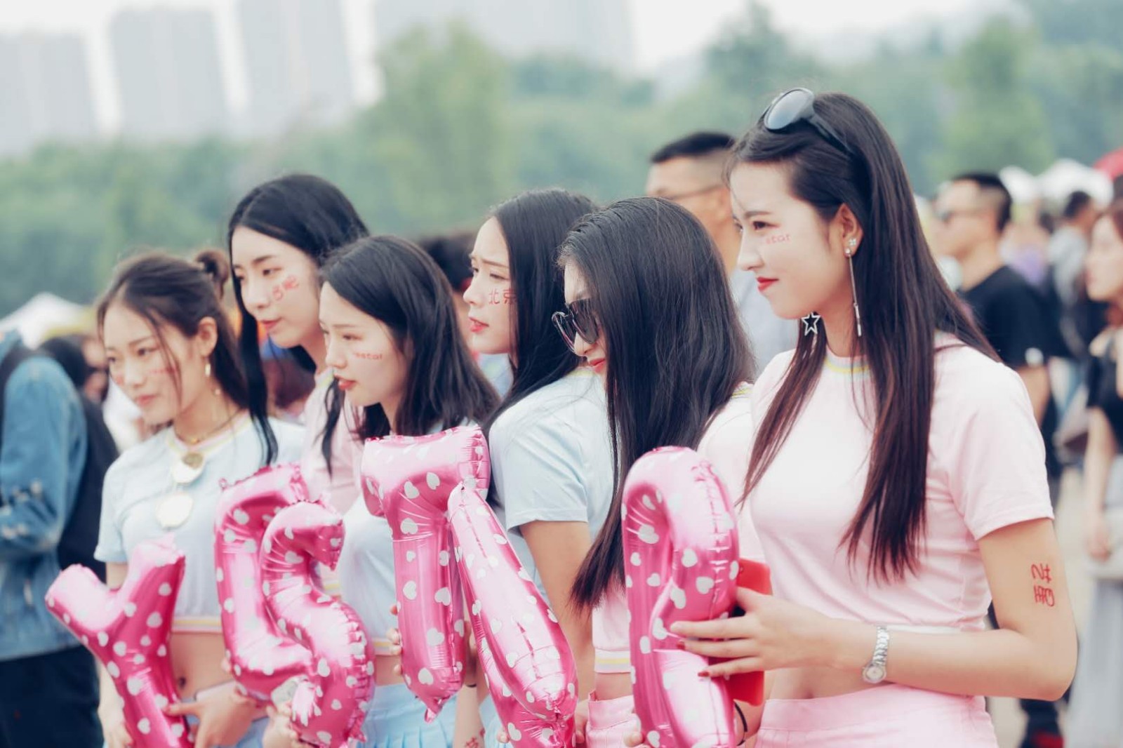 西安草莓音乐节现场的美女们