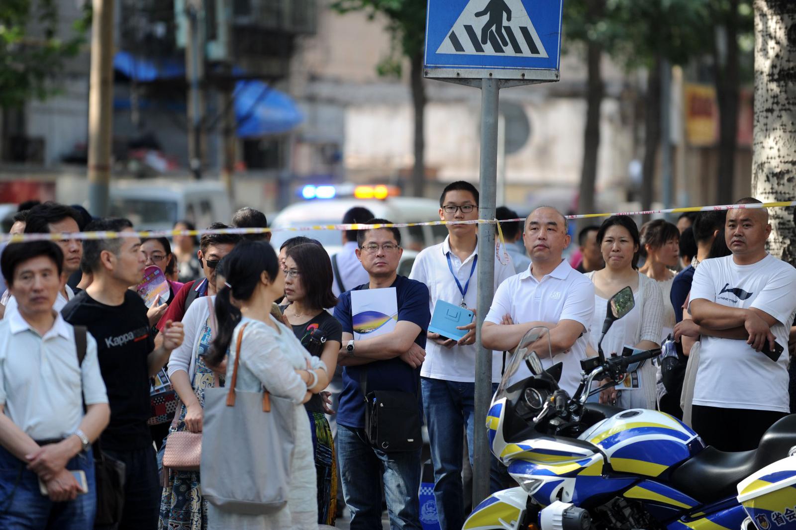 一人高考四家长陪考 考场外家长比考生多|考场|家长|比考生_新浪新闻