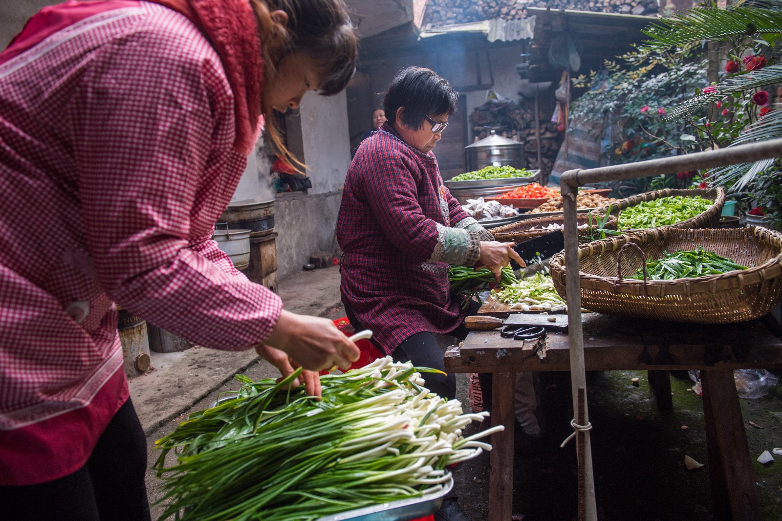 最近婶婶弯腰择菜久了感到胸口发紧,用威立芯(硝酸甘油舌下片)能否缓解?