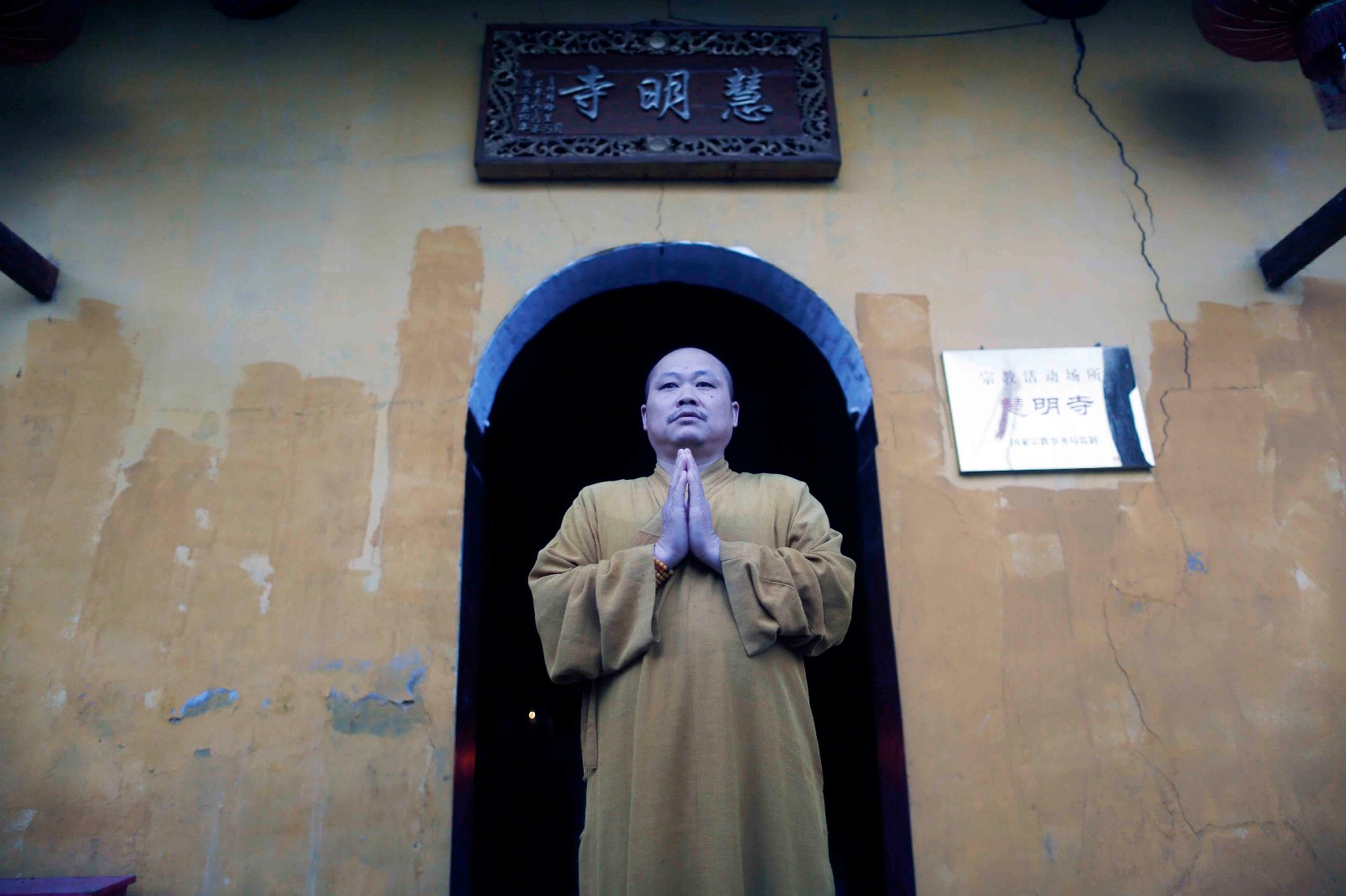 目前,慧明寺只有一名常住僧人,也就是现任住持释妙星,妙星法师今年48