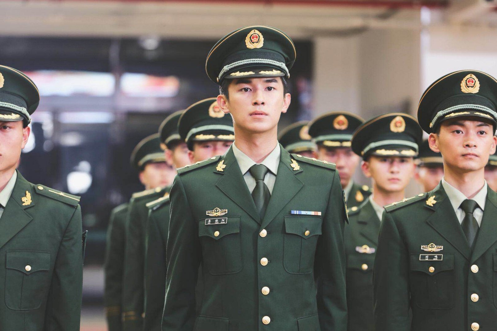 杨旭文迷彩军装照片曝光飒爽英姿彰显爱国情