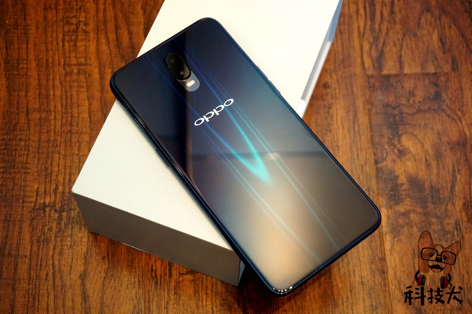 oppo r17流光蓝开箱:背部光影幻色渐变 光感屏幕指纹一瞬解锁