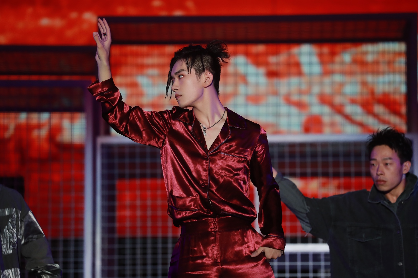 易烊千玺睡衣风秀超燃舞蹈,演绎别样成熟魅力