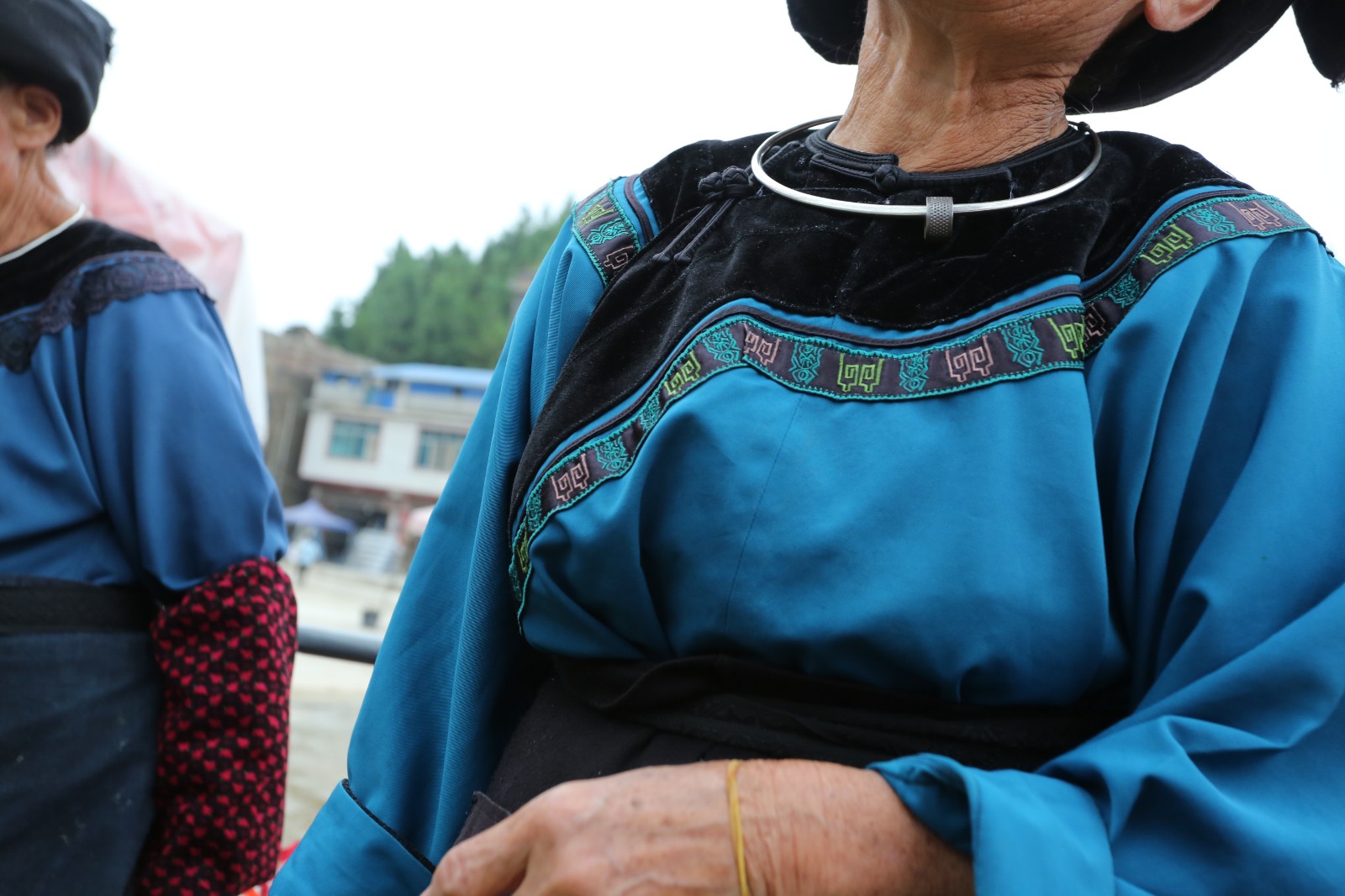 多好看啊,这里的水族人都会自己秀