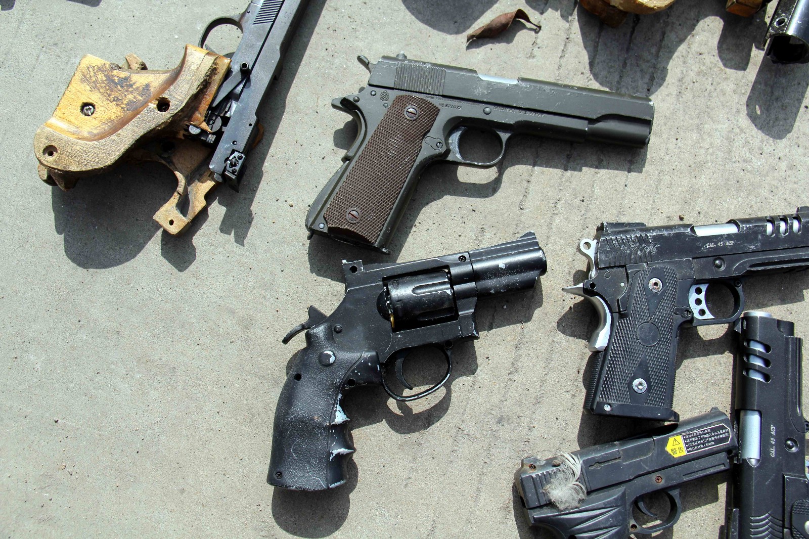 警察蜀黍说这些刀枪都是非法的,一样也不能买卖更不能去玩!