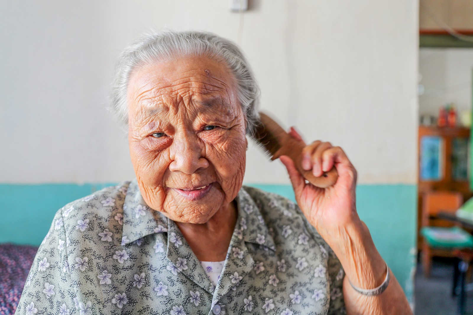 山东莱州长寿之乡 100岁老人耳聪目明喜欢听戏 会摆弄现代高科技