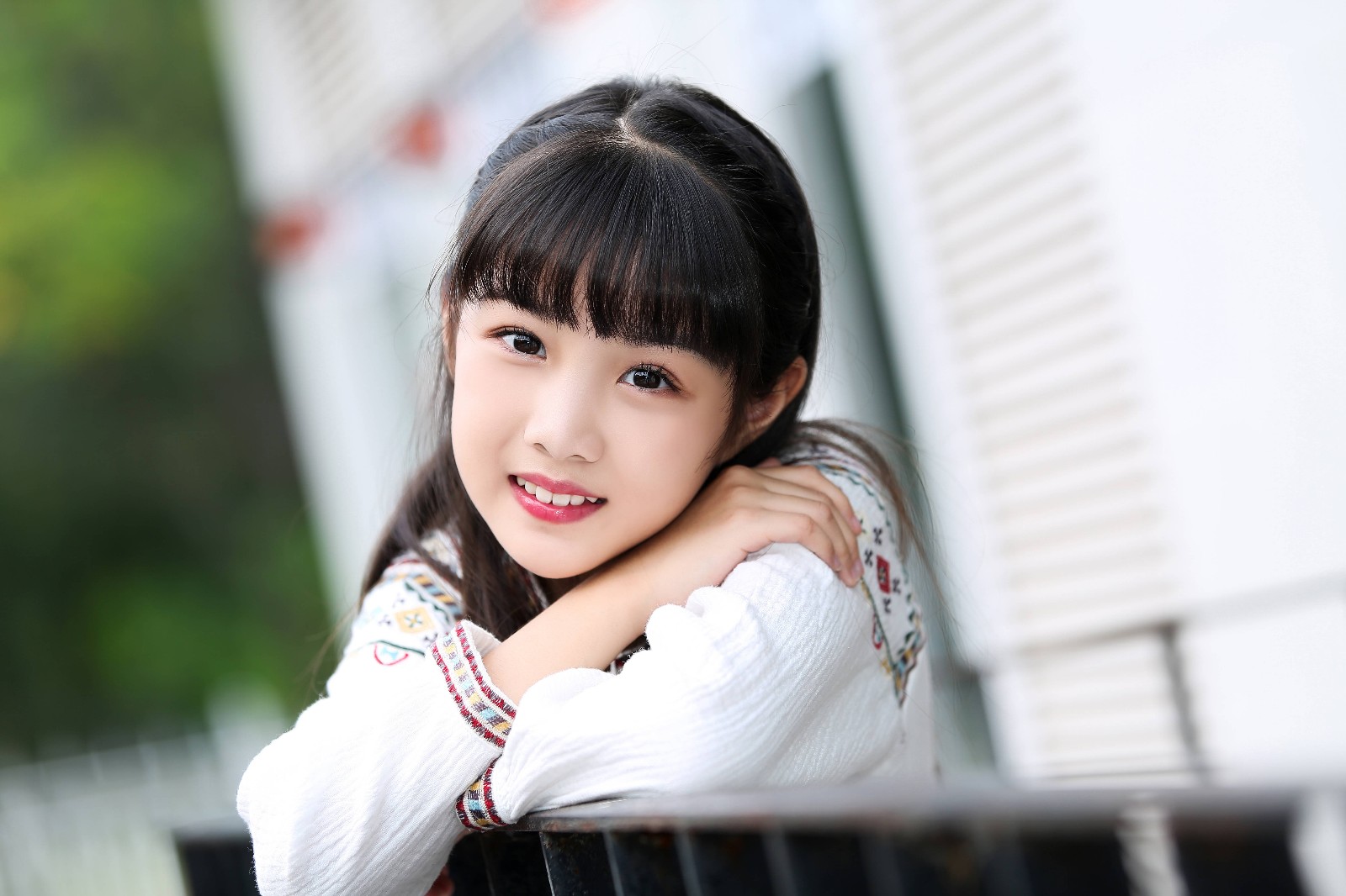 人气童星李亚真曝清爽写真五官精致灵气十足