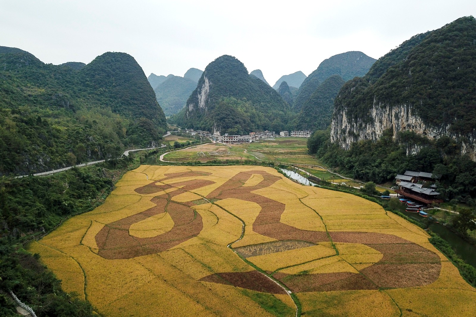 航拍贵州:安顺龙宫的稻田里真的有龙?你看龙是什么样子的吗?