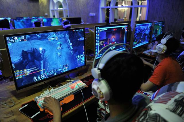 别人玩游戏年薪3000万,而你却在网吧吃着泡面