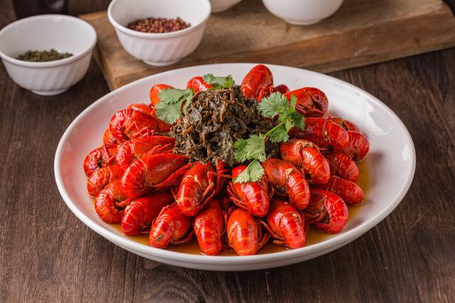 绍兴梅干菜烧龙虾 小口嗦嗦卤汁好吃到根本停不下来!__财经头条