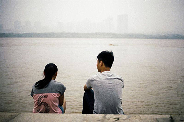 姑娘倒追小伙3年仍被拒,10年后再相遇,姑娘说句话,小伙红了眼