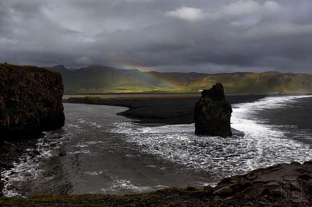 可是这里在跟大海接壤的沙滩颜色,确实黑色的!