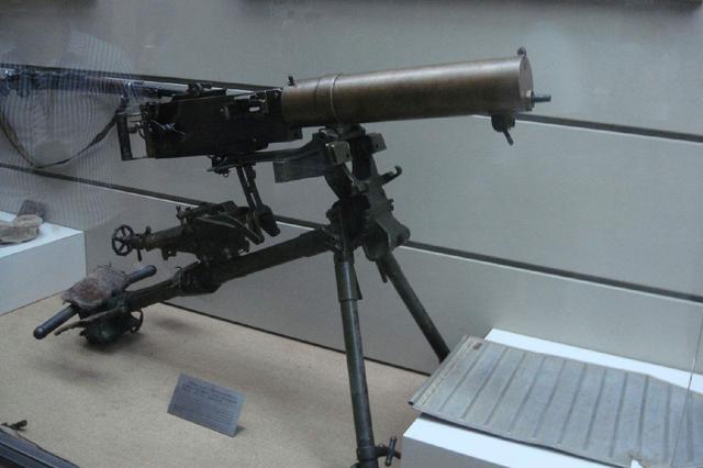 世界上第一种以火药为能源的自动枪械——马克沁机枪