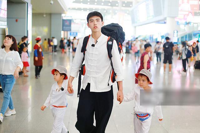 洪天明身后背大包胸前扛儿子爸爸力max.
