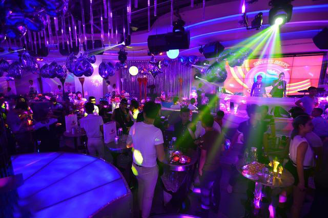 学霸开酒吧,让24个同学去聚会,每人出180不够他补,到场后傻了