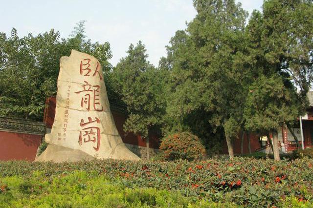 其故将黄权曾率族人在南阳卧龙岗建庵祭祀,纪念武侯,时称"诸葛庵";晋