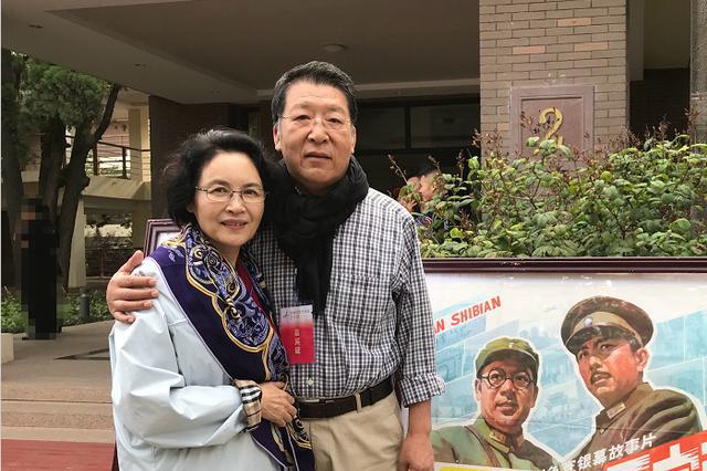 宋晓英罕见携丈夫出镜,两人深情相拥感情好,网友:阿姨也秀恩爱