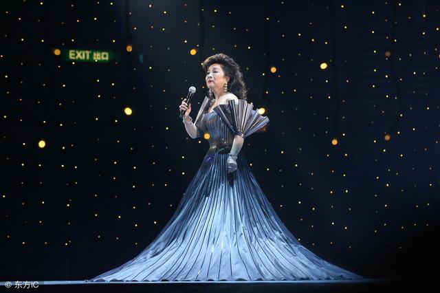 春晚为她破例,刘德华,周润发为她行跪拜之礼,因爱国放弃婚姻