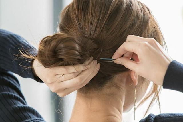 这样扎头发,简单又不失优雅,关键是不费时间