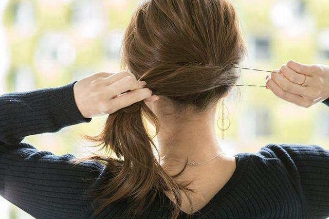 这样扎头发,简单又不失优雅,关键是不费时间