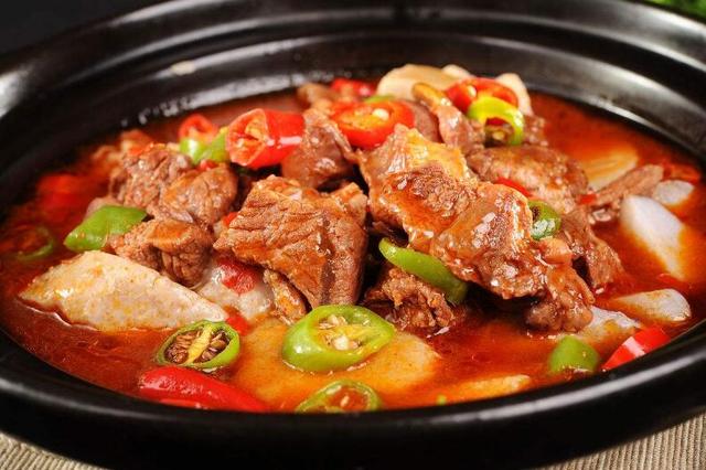 红焖牛肉,牛肉软烂酥,入口即化,汤味浓厚,鲜美可口,营养丰富