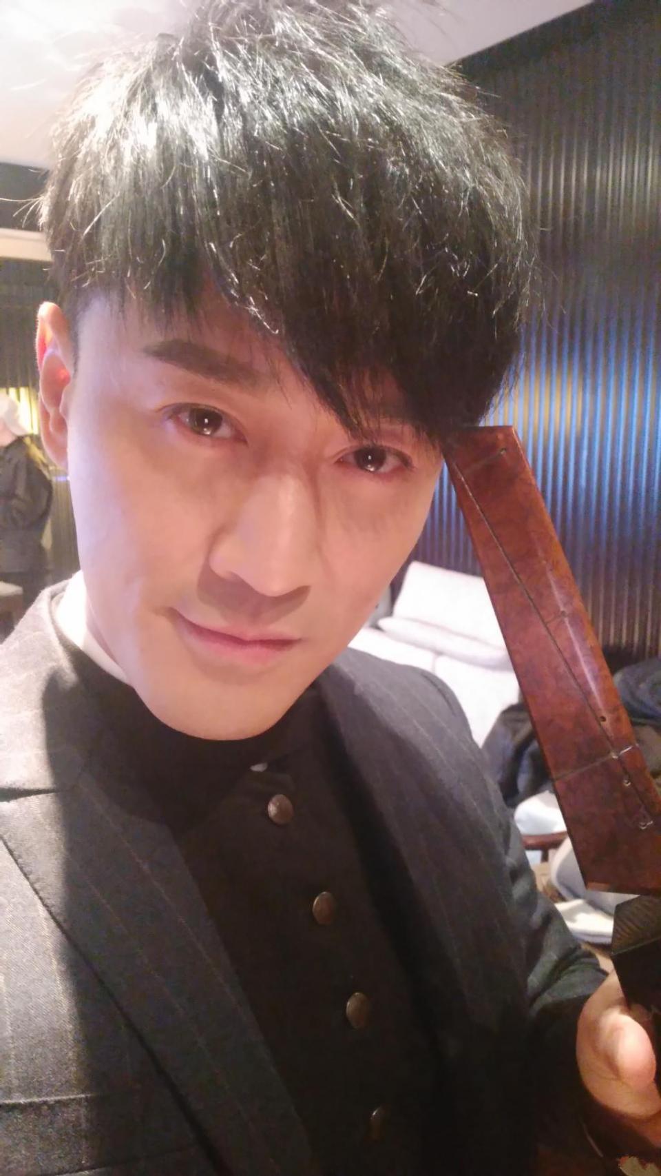 林峯晒28偏分发型,穿搭帅气十足,网友:寻秦记的头发长回来了?