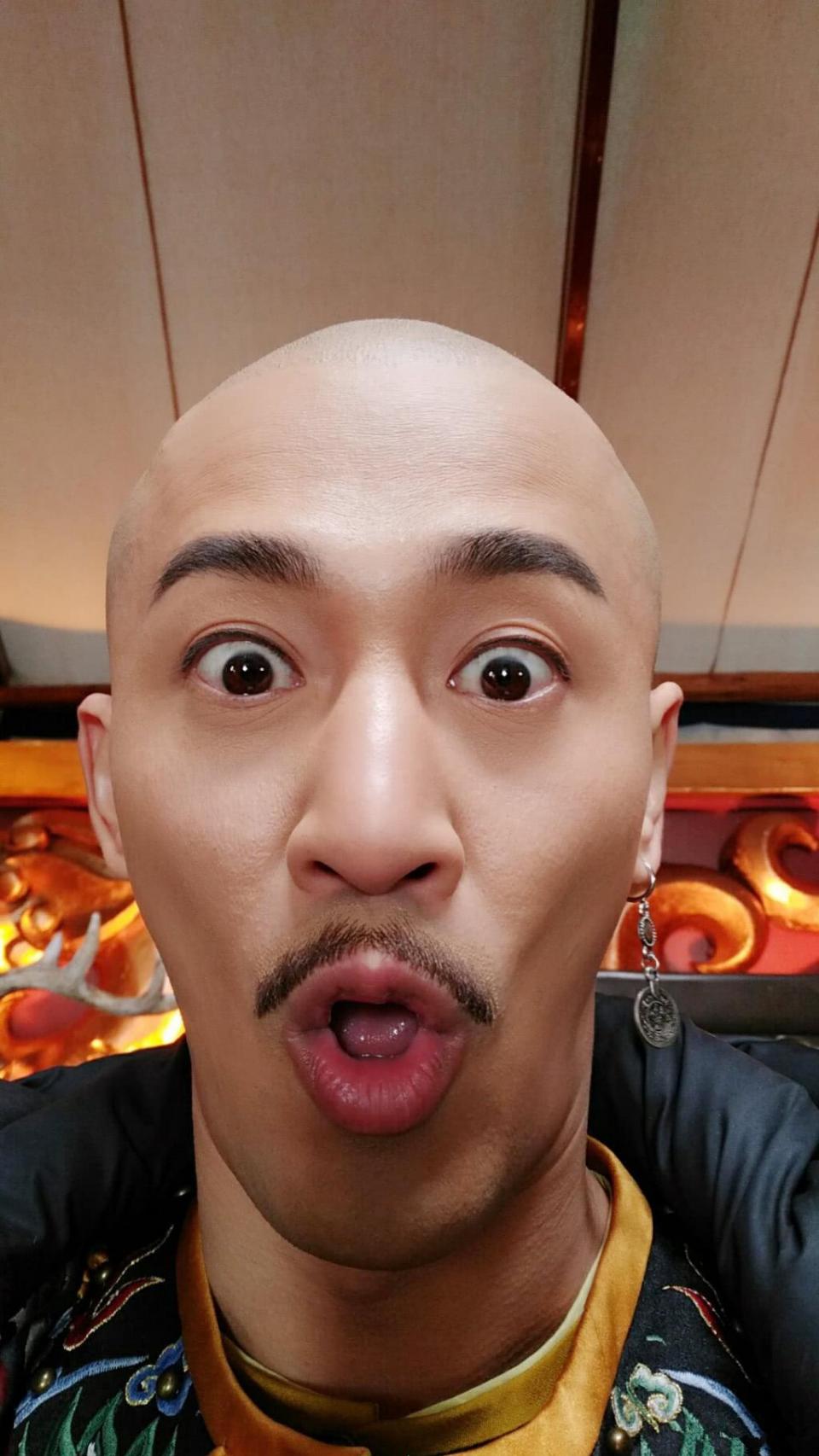 林峯晒28偏分发型,穿搭帅气十足,网友:寻秦记的头发长回来了?